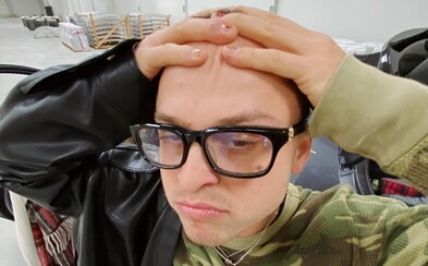 Má vo zvyku nosiť drahé veci, ale nemenia ho, je rovnaký ako ty. Dalyb rapuje o tom, čo rád robí Má vo zvyku nosiť drahé veci, ale nemenia ho, je rovnaký ako ty. Dalyb rapuje o tom, čo rád robí