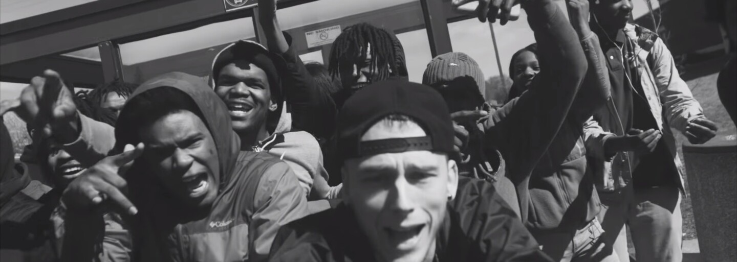 Machine Gun Kelly, Bone Thugs-N-Harmony, French Montana a ďalší ospevujú svoje domovské mesto v remixe Till I Die