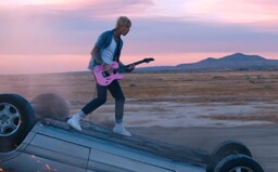 Machine Gun Kelly se kvůli bývalé lásce vyboural v autě. V novém videu jej pak musel odtáhnout blackbear