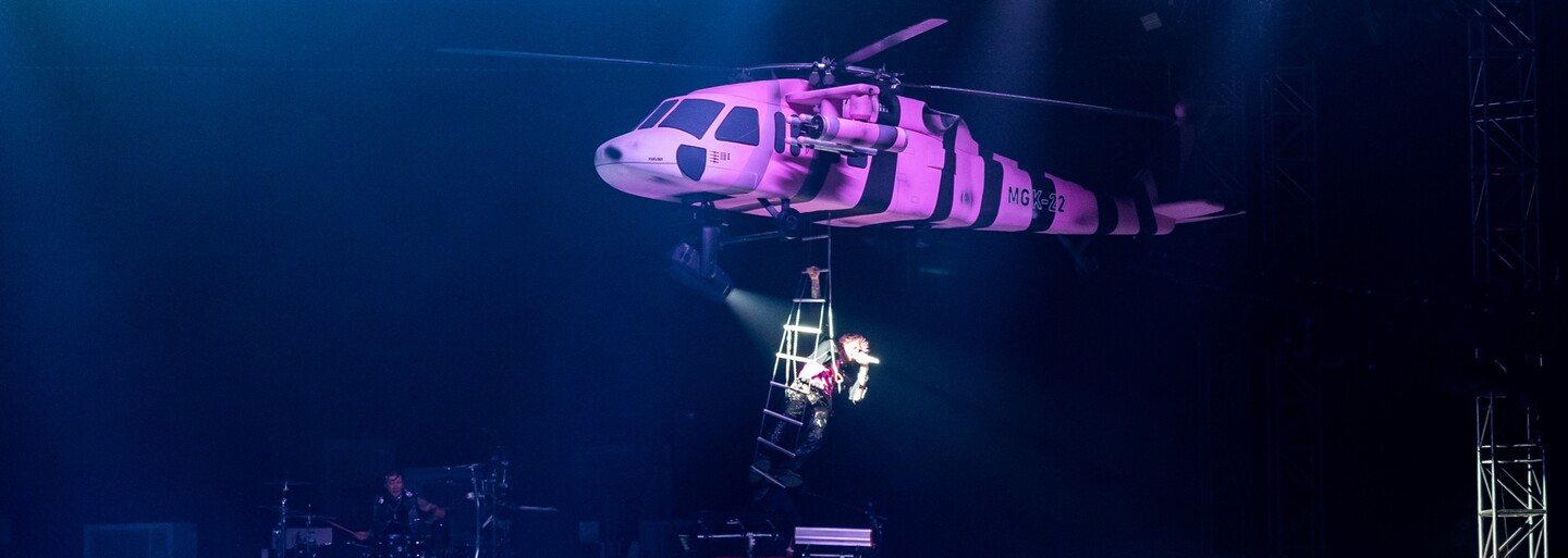 Machine Gun Kelly se nad Prahou vznášel v růžové helikoptéře. Téměř dvě hodiny dlouhá show byla místy únavná (Reportáž)
