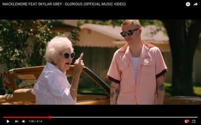 Macklemore slaví narozeniny se svou 100letou babičkou. Nechybí striptýz, házení vajíček na domy a nové Yeezy Boost 350 jako dárek Macklemore slaví narozeniny se svou 100letou babičkou. Nechybí striptýz, házení vajíček na domy a nové Yeezy Boost 350 jako dárek