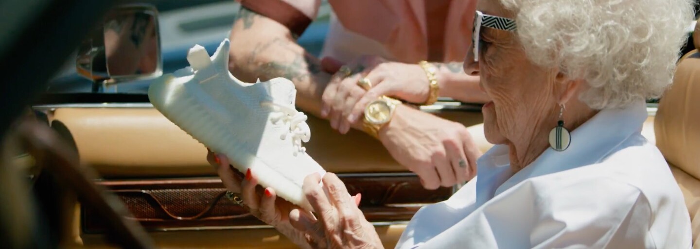 Macklemore slaví narozeniny se svou 100letou babičkou. Nechybí striptýz, házení vajíček na domy a nové Yeezy Boost 350 jako dárek