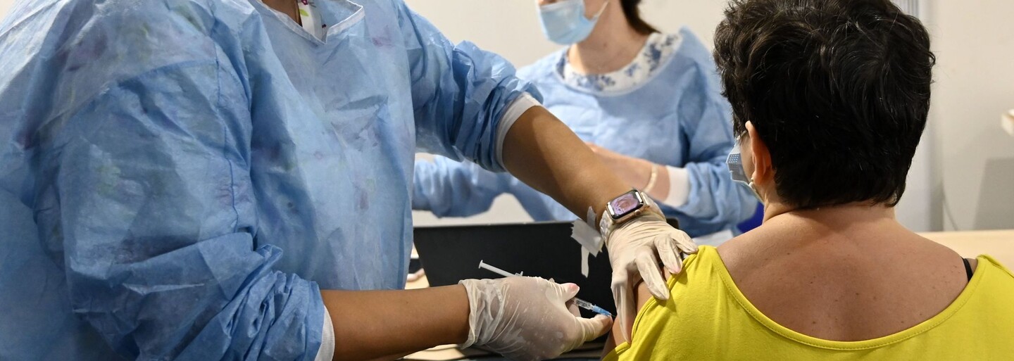 Maďarskí zdravotníci sa musia dať do septembra povinne zaočkovať, inak prídu o prácu