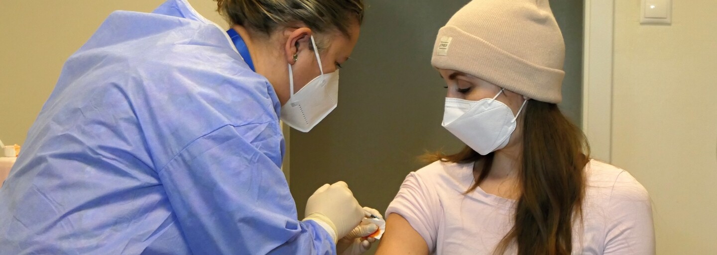 Maďarsko začína očkovať 4. dávkou proti koronavírusu. Schváliť ju musí lekár