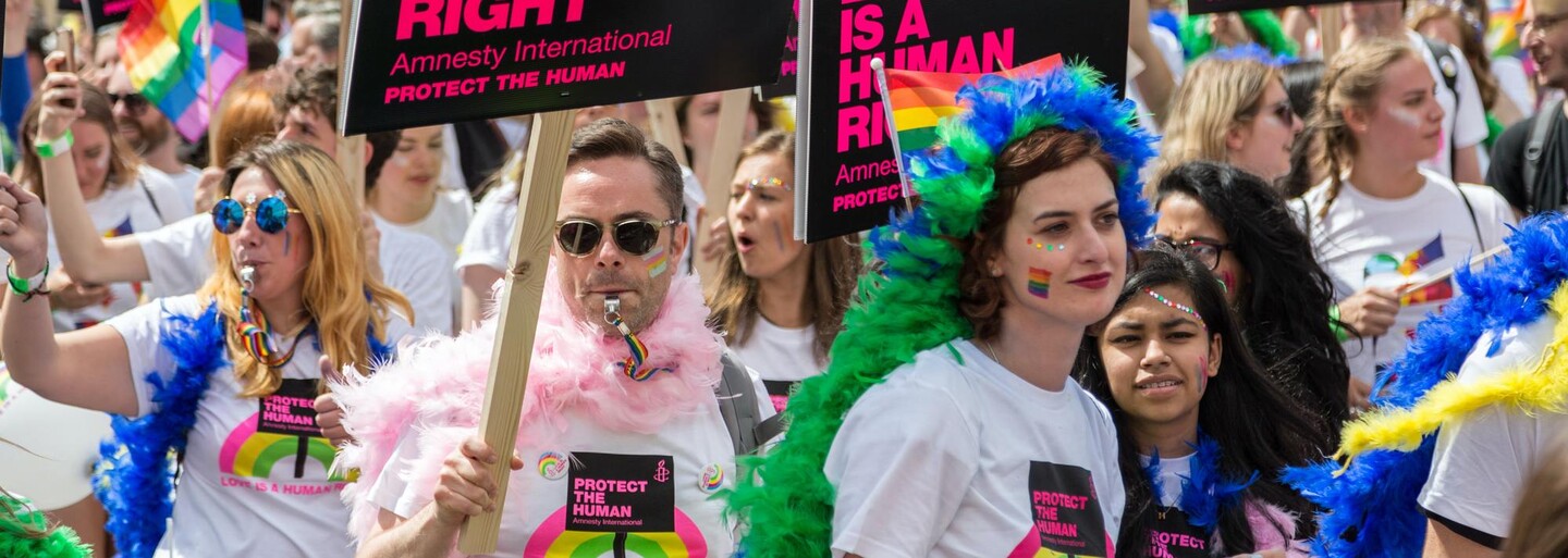 Maďarský parlament schválil zákon, který zakazuje zmiňování LGBTI lidí před nezletilými