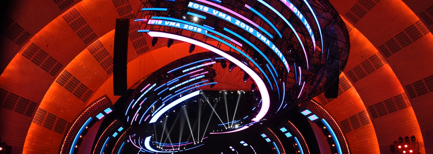 Madonna s tŕňovou korunou, no outfitom prekvapila aj Nicki Minaj či Lil Pump. Aké róby predviedli celebrity na VMA 2018?