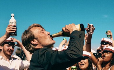 Mads Mikkelsen experimentuje s alkoholem a jeho účinky na zdraví. Test se však zvrhne v ožralství a úžasnou dramedii Mads Mikkelsen experimentuje s alkoholem a jeho účinky na zdraví. Test se však zvrhne v ožralství a úžasnou dramedii