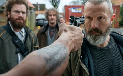 Mads Mikkelsen je nový John Wick. V napínavém akčním traileru učí geeky vraždit členy násilnického gangu Mads Mikkelsen je nový John Wick. V napínavém akčním traileru učí geeky vraždit členy násilnického gangu