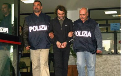 Mafiánskeho bossa z Talianska objavili policajti v tajnej miestnosti za jeho šatníkom. Skrýval sa tam pred spravodlivosťou už cez päť rokov Mafiánskeho bossa z Talianska objavili policajti v tajnej miestnosti za jeho šatníkom. Skrýval sa tam pred spravodlivosťou už cez päť rokov