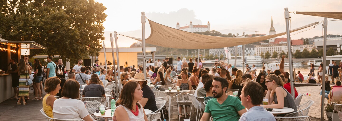 Magio pláž kompletne mení svoju tvár. Nauč sa kajakovať alebo si vychutnaj skvelý streetfood