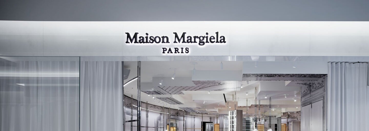 Maison Margiela chce za obyčejnou pláštěnku z průhledného plastu 41 tisíc korun
