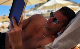 Majk Spirit šíri konšpirácie o tom, ako politické elity obchodujú s mimozemšťanmi. Tvrdí, že si to „ide“ už 20 rokov