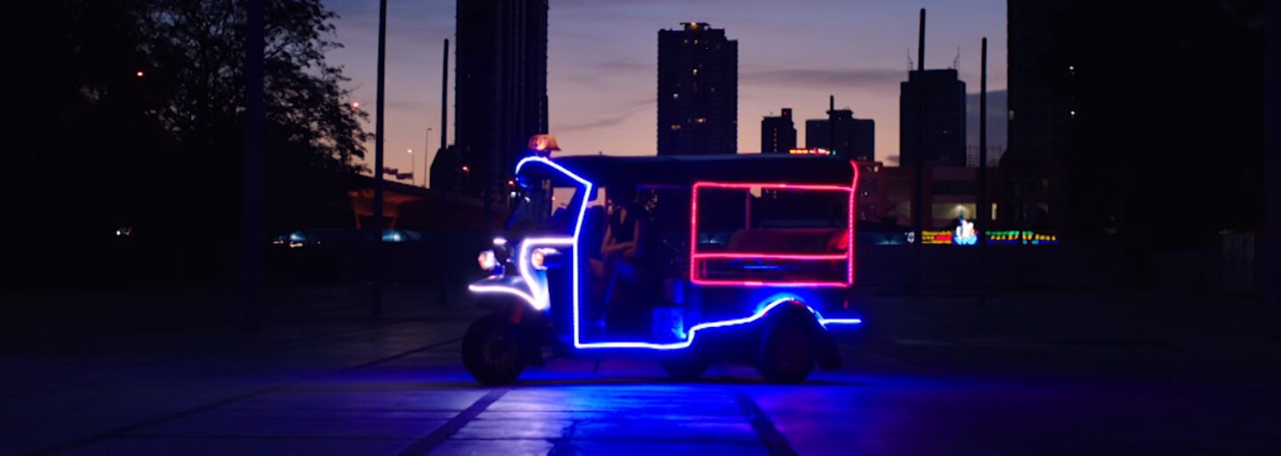 Major Lazer a Travis Scott sa vybrali na cestu nocou plnú striptérok vo videoklipe Night Riders