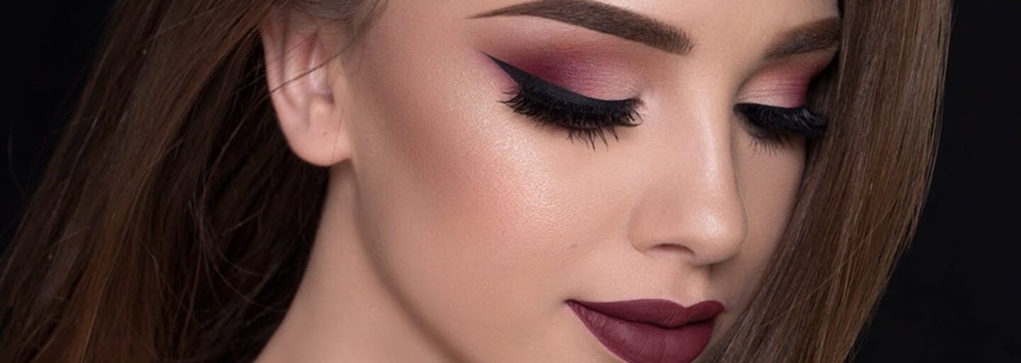 Make-up slang ve zkratce. Jsou ti známé pojmy jako strobing, blending či contouring?