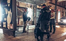 Mal byť v karanténe, no vybral sa do krčmy a napadol policajtov. Súd poslal Slováka na pol roka za mreže