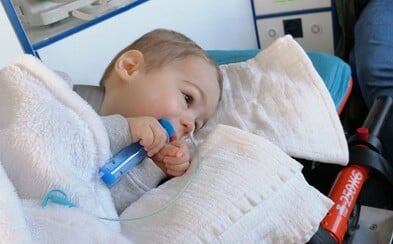 Malý Riško trpiaci zriedkavým ochorením už dostal potrebný liek. Slováci mu poslali viac než 2 milióny eur Malý Riško trpiaci zriedkavým ochorením už dostal potrebný liek. Slováci mu poslali viac než 2 milióny eur