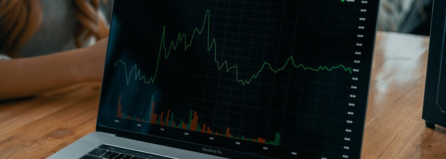 Manažer banky Goldman Sachs zbohatl na kryptoměně dogecoin, tak po 14 letech podal výpověď