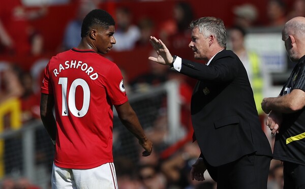 Manchestru United sa opäť nepodarilo vyhrať, tréner sa vyhováral na loptu. Len si ju skúste, povedal Solskjaer po zápase