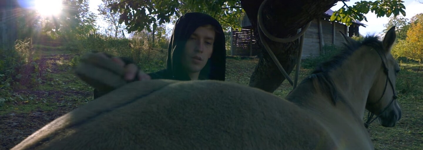 Maniak si v novém klipu vyzkoušel práci farmáře. Jeho poslední mixtape už je téměř vyprodaný