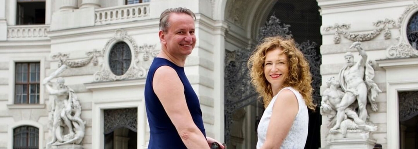 Manželia Vlasta s Michaelou nosia obaja dámske šaty. Dôležitá je pre nich sloboda a radosť zo života (Rozhovor)