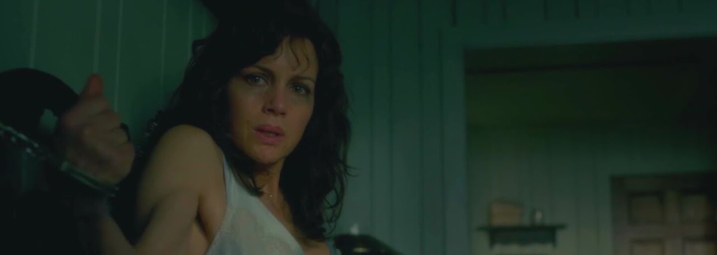 Manželka sa po nevydarených sexuálnych hrách ocitá pripútaná k posteli. Vydaril sa thriller Gerald's Game podľa Stephena Kinga? (Recenzia)