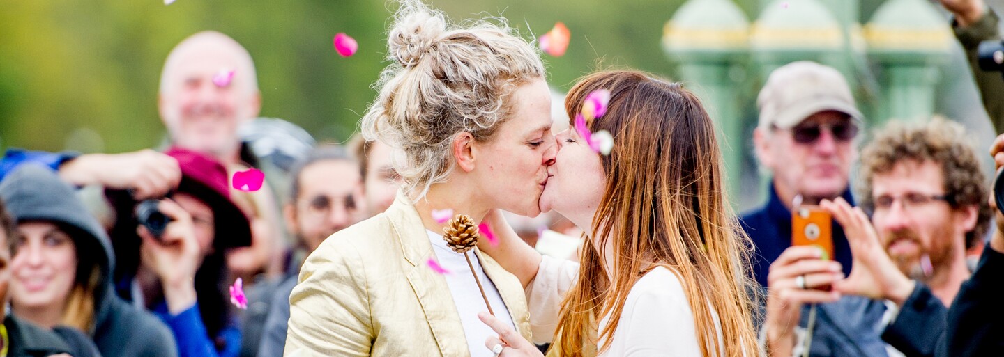 Manželství homosexuálních párů prošlo prvním čtením ve Sněmovně