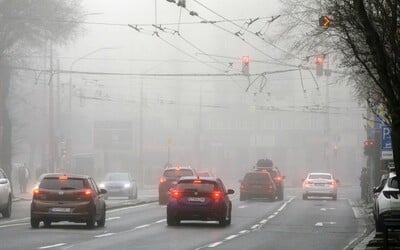 MAPA: Šoférov na slovenských cestách potrápi extrémne zlá viditeľnosť. Pre hmlu uvidia len pár metrov pred seba