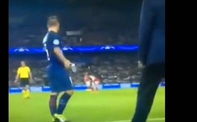 Marco Verratti z PSG je absolútnym majstrom Water Bottle Flip Challenge. Vo včerajšom zápase proti Arsenalu to len potvrdil Marco Verratti z PSG je absolútnym majstrom Water Bottle Flip Challenge. Vo včerajšom zápase proti Arsenalu to len potvrdil
