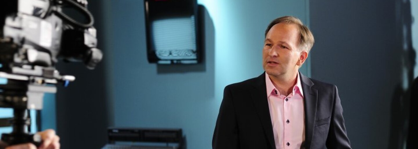Marek Wollner odchází z České televize, má to zabránit poškození jména ČT. Wollner chce věc řešit právní cestou