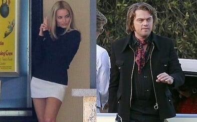 Margot Robbie oslňuje krásou a DiCapriovi narostly dlouhé vlasy. Tarantinova novinka se přesouvá do 60. let Margot Robbie oslňuje krásou a DiCapriovi narostly dlouhé vlasy. Tarantinova novinka se přesouvá do 60. let