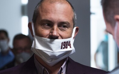 Kotleba má koronavirus: Prý se určitě nakazil u soudu, kde ho odsoudili na 4 roky a 4 měsíce. Roušku tam měl pod nosem Kotleba má koronavirus: Prý se určitě nakazil u soudu, kde ho odsoudili na 4 roky a 4 měsíce. Roušku tam měl pod nosem
