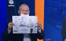 Marian Kotleba sa zastal Maroša Kramára, nevedel vysvetliť pôvod čipovania v Biblii a ukazoval šeky 8888,88 eur Markízy