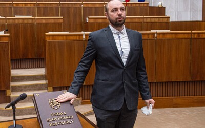 Marian Kotleba vyplatil rodine poslanca ĽSNS Medveckého 150-tisíc eur. Ten sa „preslávil“ rasistickým útokom aj opitou jazdou