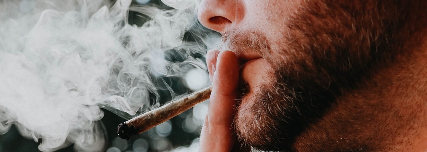 Marihuana by se mohla prodávat daleko od škol a hospod. Cizinci by na ni nárok neměli, plánují Piráti