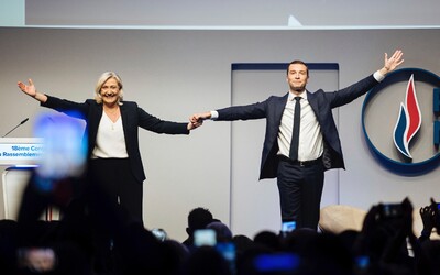 Marine Le Pen končí v čele krajně pravicové strany RN. Nahradí ji sedmadvacetiletý Jordan Bardella