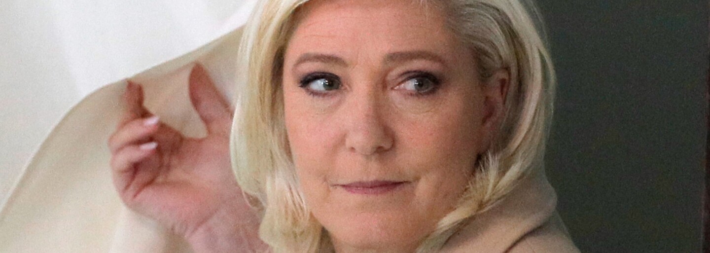 Marine Le Pen sází na populismus. Chce vystoupit z NATO, soustředí se na sociálně slabší a slibuje snížení daní a zvýšení mezd