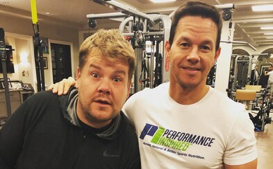 Mark Wahlberg nechal svoj extrémny denný režim vyskúšať Jamesa Cordena Mark Wahlberg nechal svoj extrémny denný režim vyskúšať Jamesa Cordena