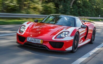 Mark Webber si převzal svou novou 918 v netradiční barvě odkazující na jeho speciál z Le Mans Mark Webber si převzal svou novou 918 v netradiční barvě odkazující na jeho speciál z Le Mans