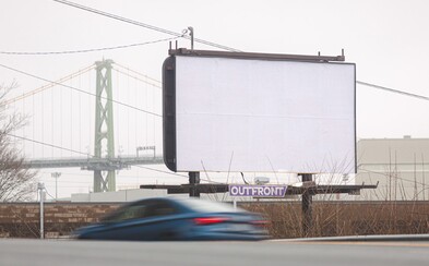 Marketingová agentúra nechala po celom meste prázdne billboardy, aby si ľudia oddýchli od otravnej reklamy Marketingová agentúra nechala po celom meste prázdne billboardy, aby si ľudia oddýchli od otravnej reklamy