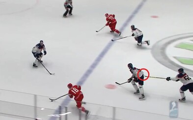 Marko Daňo sa v zápase s Bieloruskom postaral o komický moment, keď sa snažil hokejkou potlačiť spoluhráča, aby korčuľoval rýchlejšie Marko Daňo sa v zápase s Bieloruskom postaral o komický moment, keď sa snažil hokejkou potlačiť spoluhráča, aby korčuľoval rýchlejšie