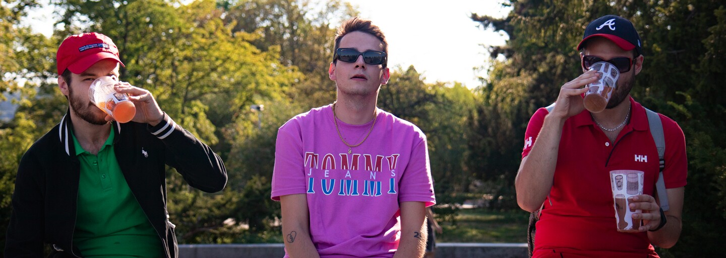 Martin Fenin je nadšený, že po něm lidi řvou ‚swag‘. Tohle je dekadentní svět DVOJLITRBOYZZ plný tvrdého rapu a špinavých bankovek