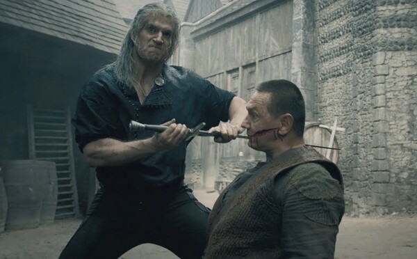 Masaker v Blavikene sa natáčal na jeden záber. Henry Cavill sa bil s polovičným mečom, ktorý dorobili vďaka CGI
