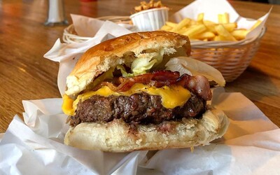 Mäso ničí našu planétu, malo by byť zakázané ako fajčenie v baroch, tvrdí uznávaný britský právnik