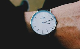 Masově populární, ale s neuvěřitelně přemrštěnou cenou. Toto jsi o hodinkách Daniel Wellington zřejmě nevěděl
