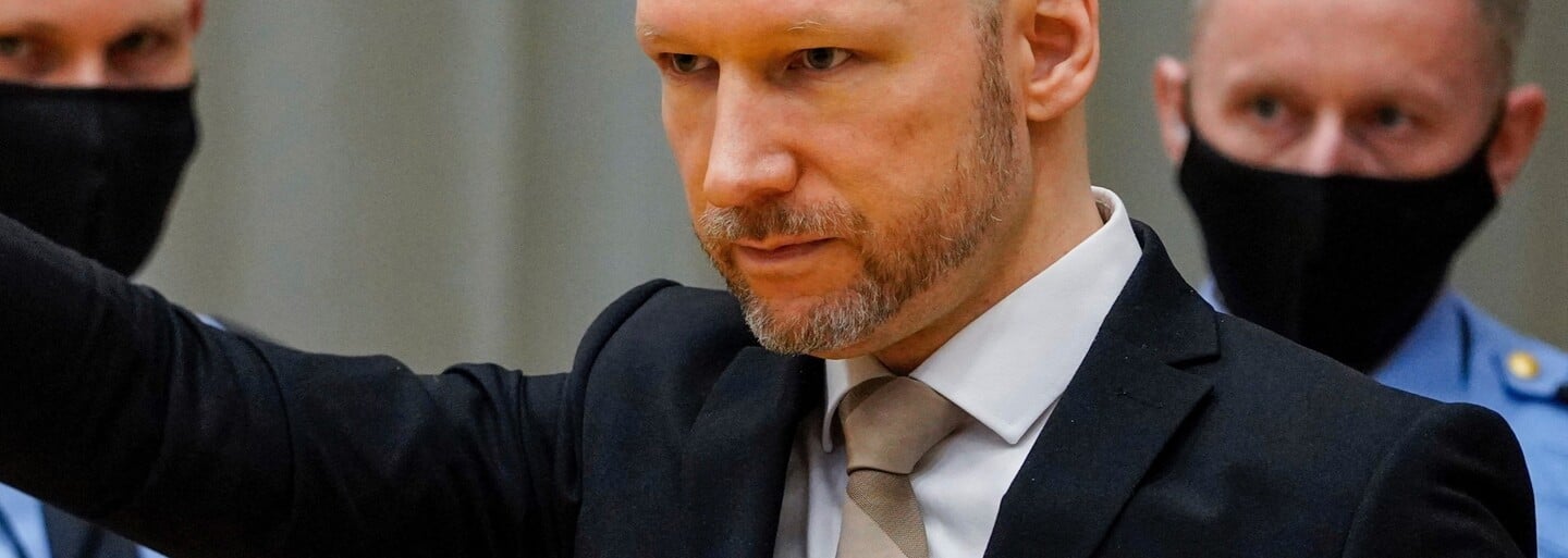 Masový vrah Breivik na výsluchu o podmienečnom prepustení hajloval