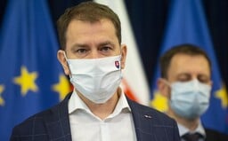 Matovič ohlásil ďalšie opatrenia proti koronavírusu. Rúška mimo domu budú povinné, študenti prídu o bezplatné vlaky