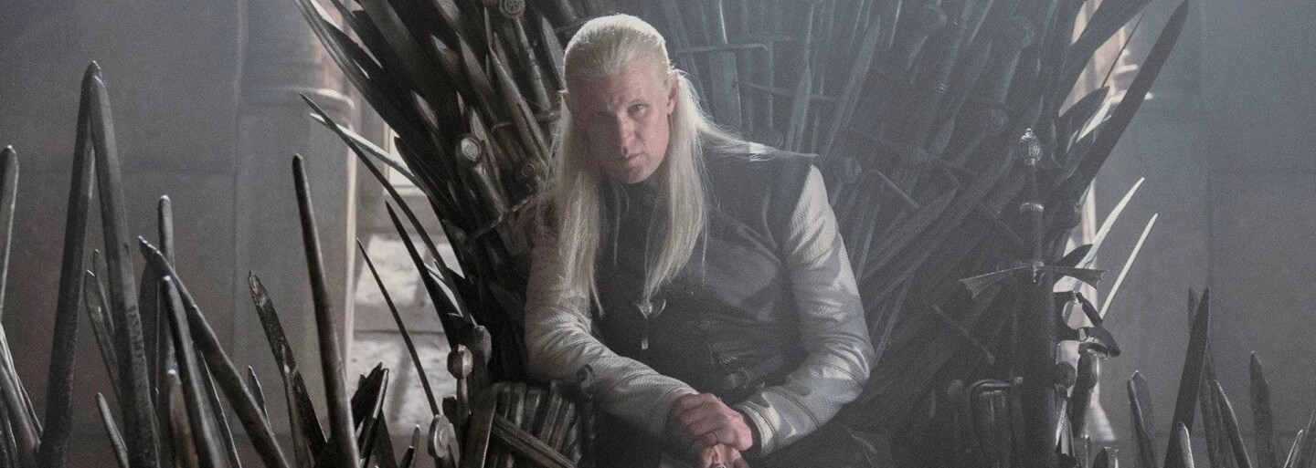 Matt Smith z House of the Dragon: Pri rozhovoroch nešetrí vulgarizmami. Hercovi kamoši majú jeho slávu „u pr**le“