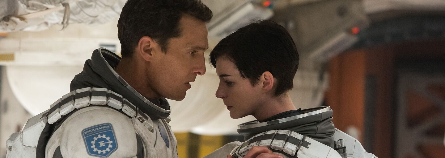 Matthew McConaughey a Anne Hathaway vymenia vesmír za tropický ostrov v noirovom thrilleri Serenity