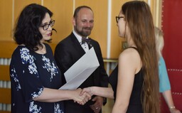 Maturity by měly proběhnout 21 dní po znovuotevření škol. Písemné části z češtiny a cizího jazyka se psát nebudou