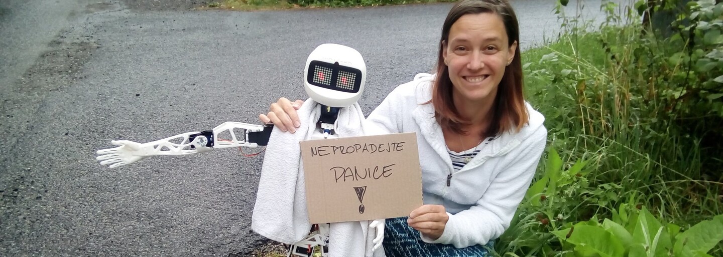 Matylda je robot, který stopuje řidiče na českých silnicích. Už vystartoval a sledovat jeho trasu a zážitky můžeš i ty